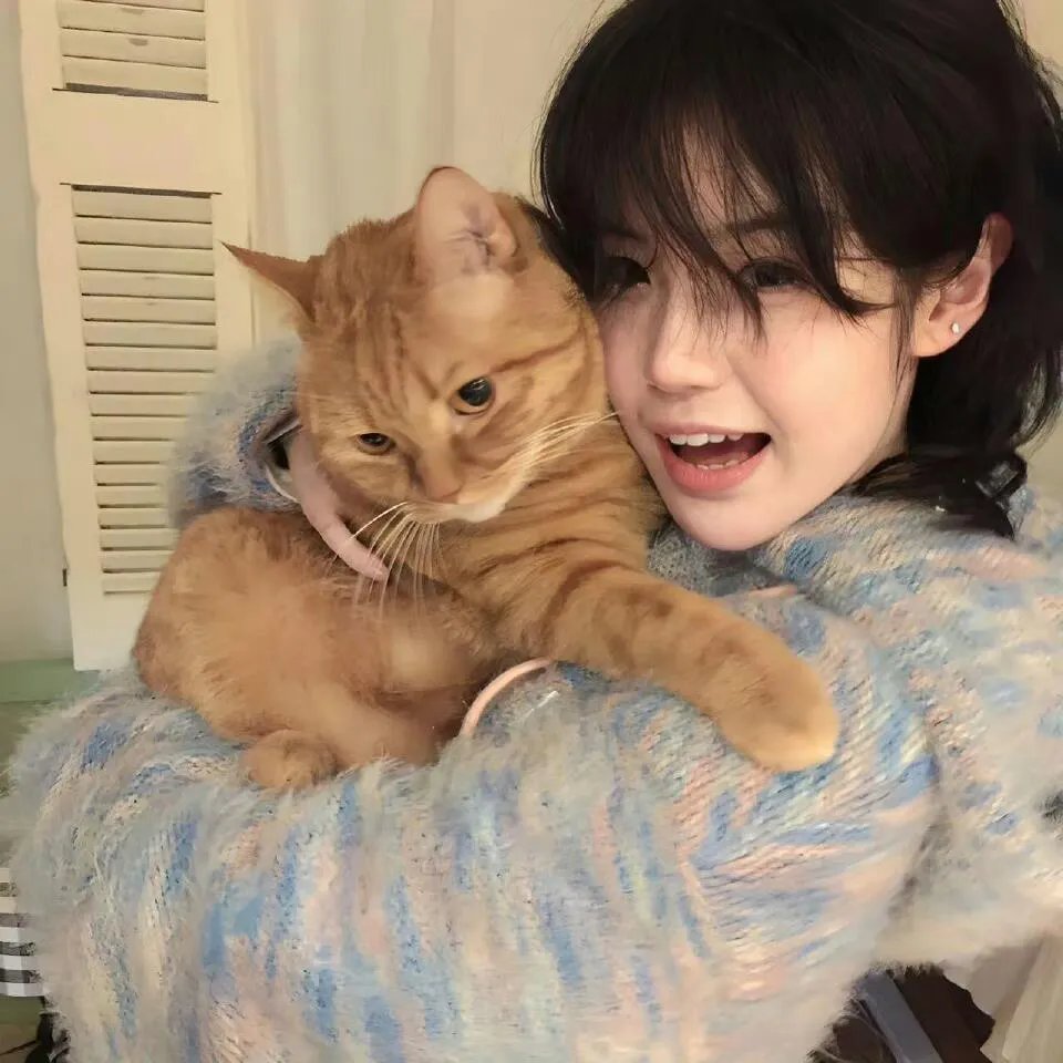 泳池里的女人